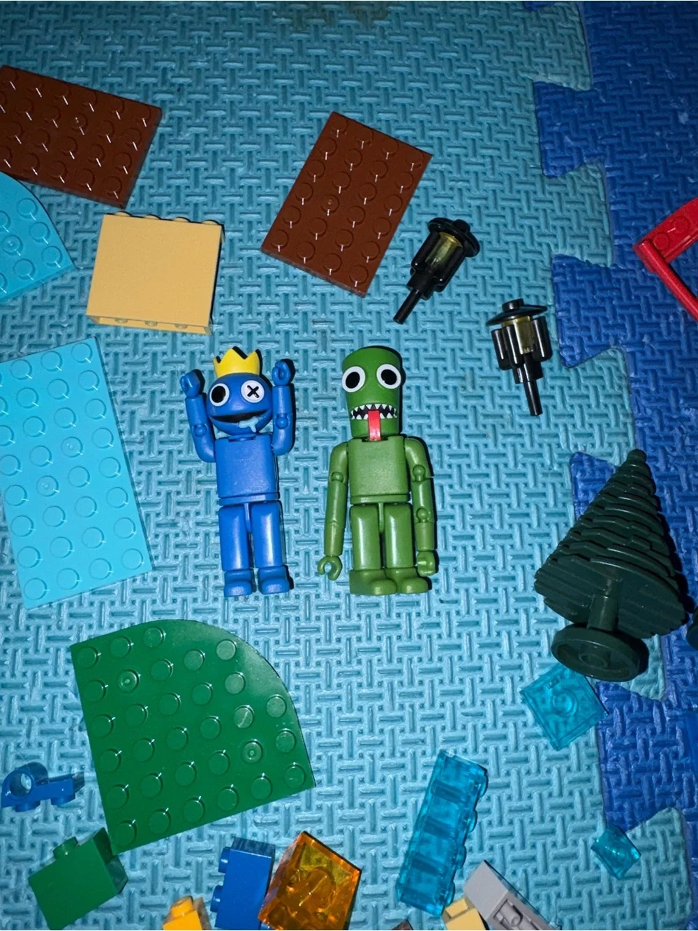 Rainbow friends buildable deluxe playset used